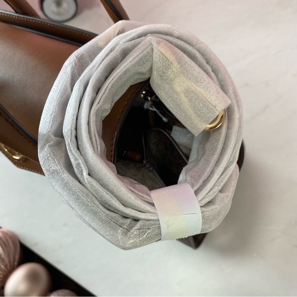 Final Sale!!! 👜 MICHAEL KORS 🌺 Carmen Medium Faux Leather Belted Satchel - Picture 13 of 15